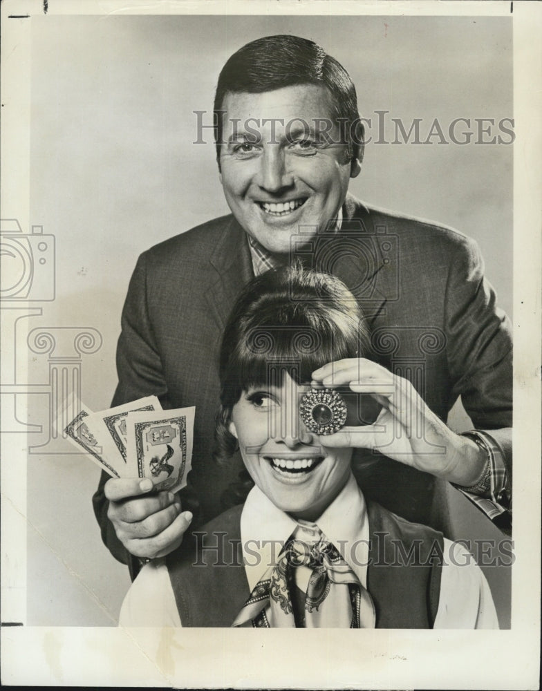 1969 Press Photo Host Monty Hall Model Carol Merrill On Let&#39;s Make A Deal - Historic Images