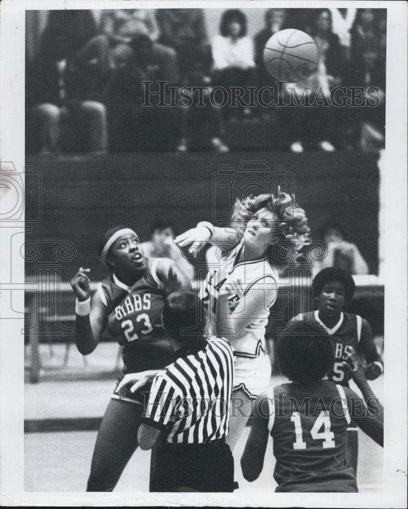 1982 Press Photo 23 Barbara Williams and 20 Glenda Jenson battles for ball - Historic Images