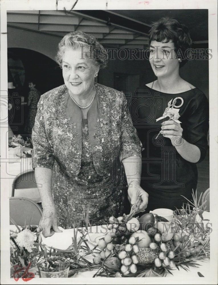 1980 Press Photo Mrs Marie Laughner Beil,87, and her Granddaughter - Historic Images