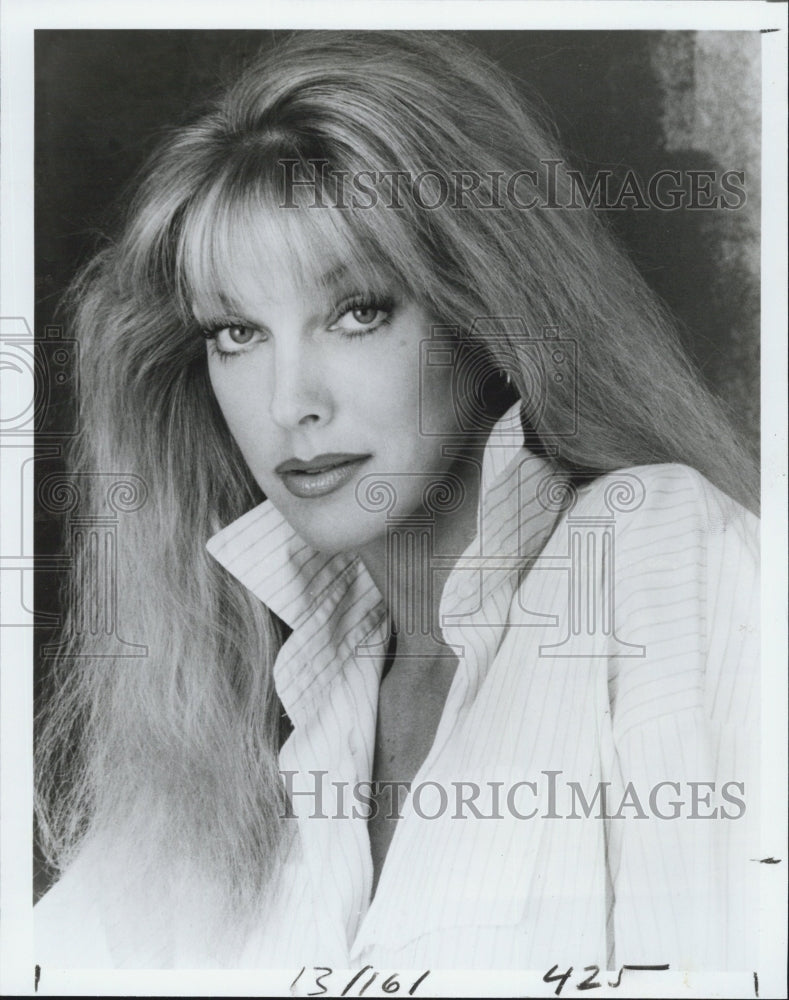 1984 Press Photo Lee Benton stars as bar tender on "Mike Hammer" - Historic Images