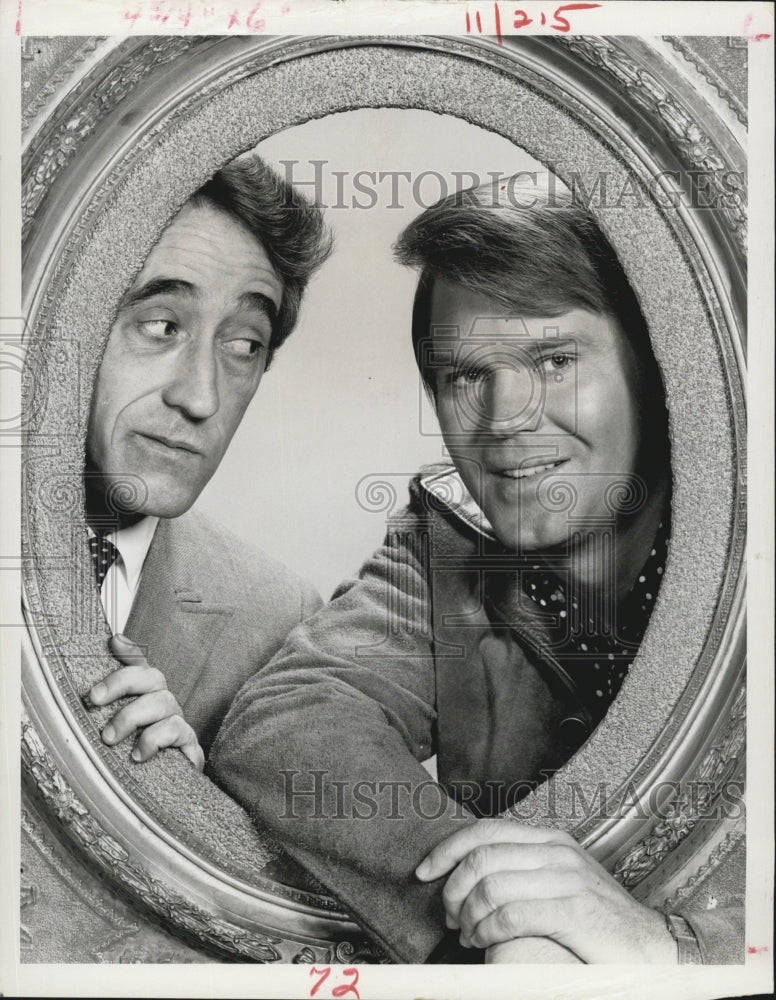 1972 Pat Paulsen and Glen Campbell. - Historic Images