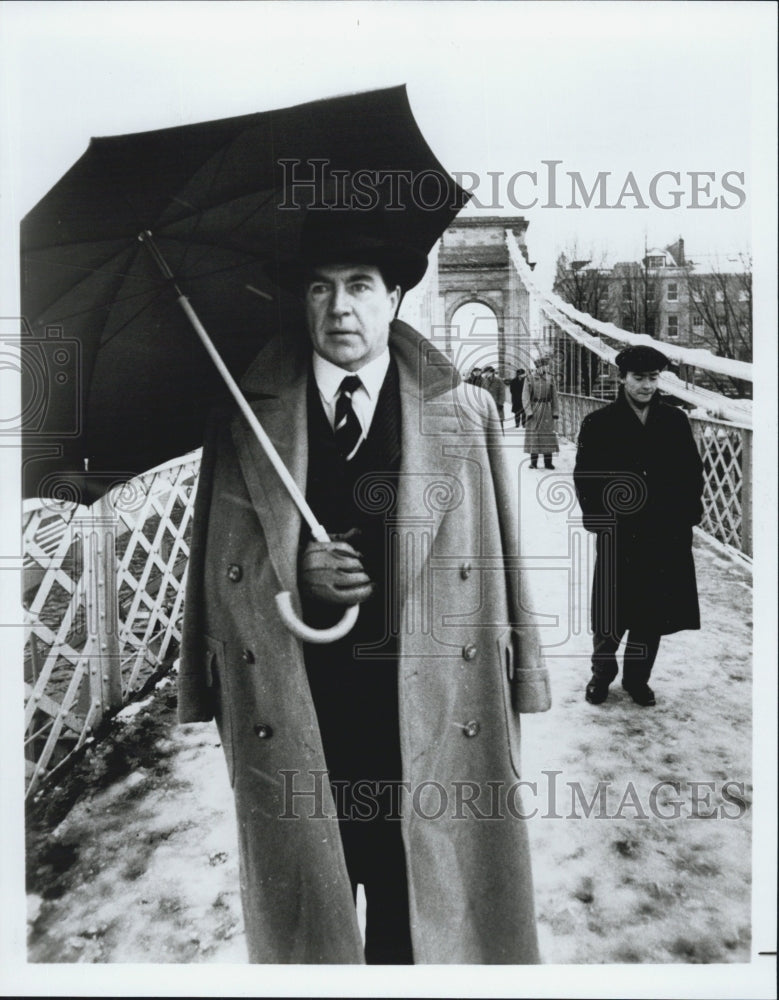 Press Photo Actor Ala Bates portray as British Detective. - Historic Images