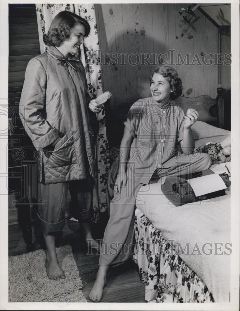 Press Photo Janet Sweazie and Marilyn Keefer - Historic Images