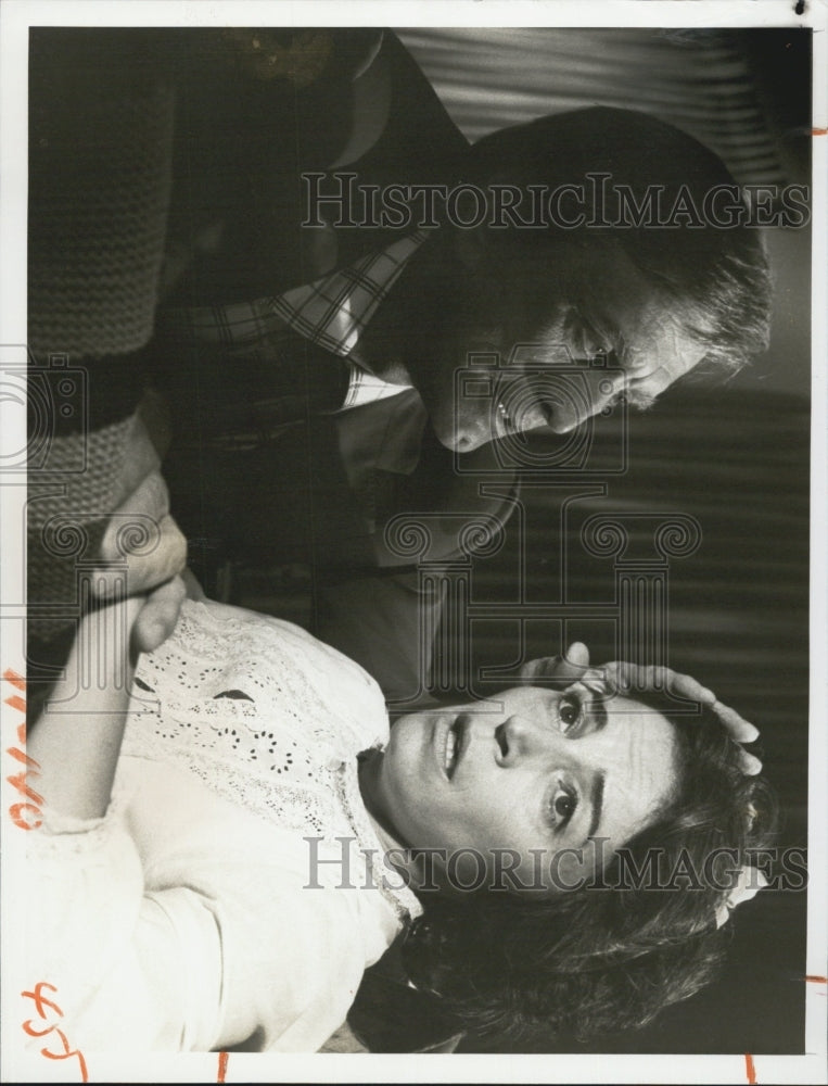 1976 Press Photo Kirk Douglas Marisa Pavan in &quot;The Money Changers&quot; - RSG76617 - Historic Images