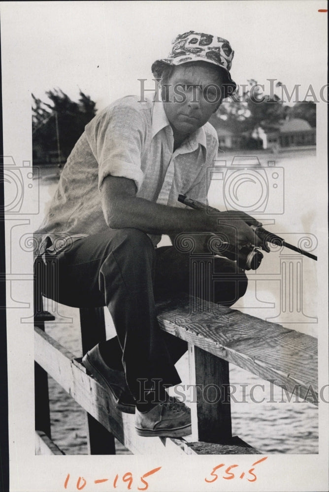 1976 Press Photo Larry Scad Largo while fishing for bait - RSG76661 - Historic Images