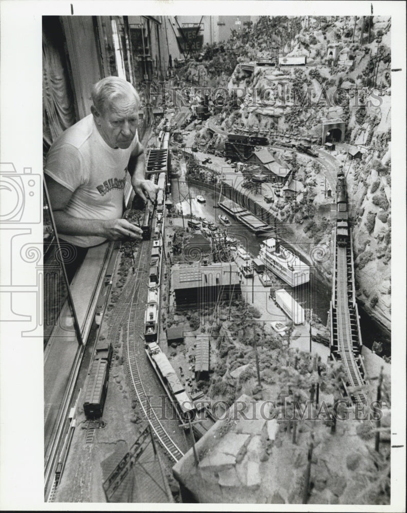 1986 Press Photo Irvin Saylor tours the country with his miniature railroad - Historic Images