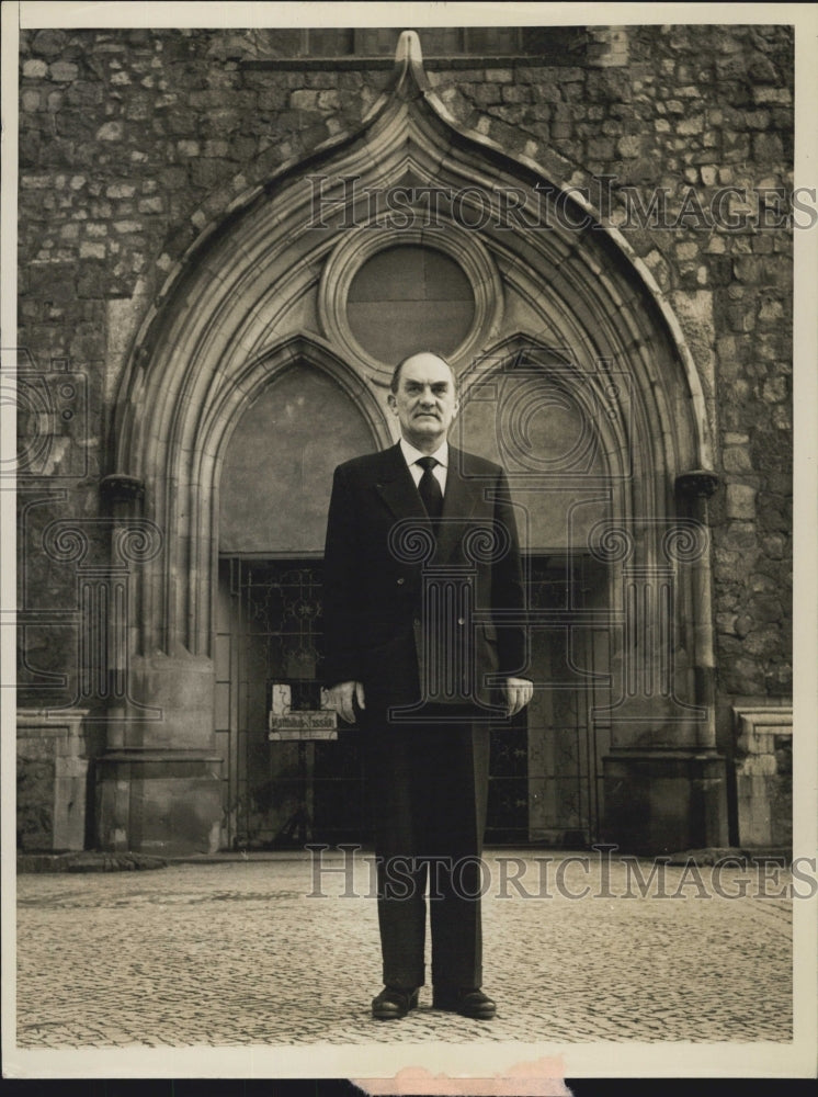 Press Photo A Man in a coat and tie - Historic Images