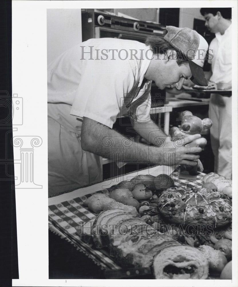 1988 Press Photo Mike Stone prepares breads for the buffet - Historic Images