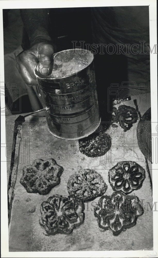 1979 Press Photo Mary Johnson drains hot rosettes cookies and covers with sugar - Historic Images