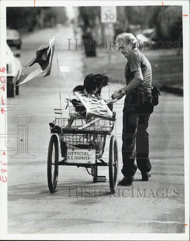 1984 Press Photo Bill Hickman of St. Petersburg, FL, walks with his dog - Historic Images