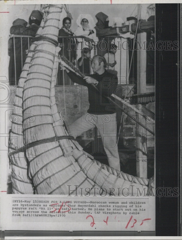 1970 Press Photo Thor Heyerdahl Explorer check rigging of his Papyrus RA-II. - Historic Images