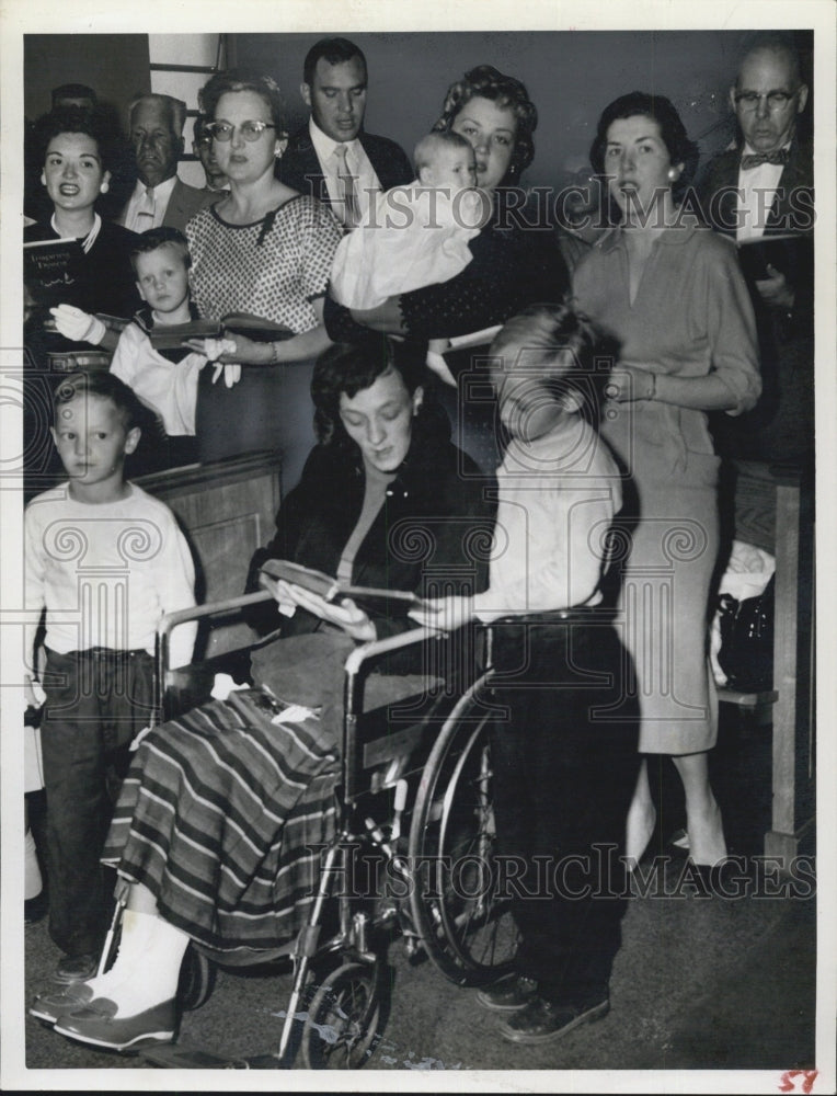 1959 Globia Hicks attends church in wheelchair and sings hymns - Historic Images