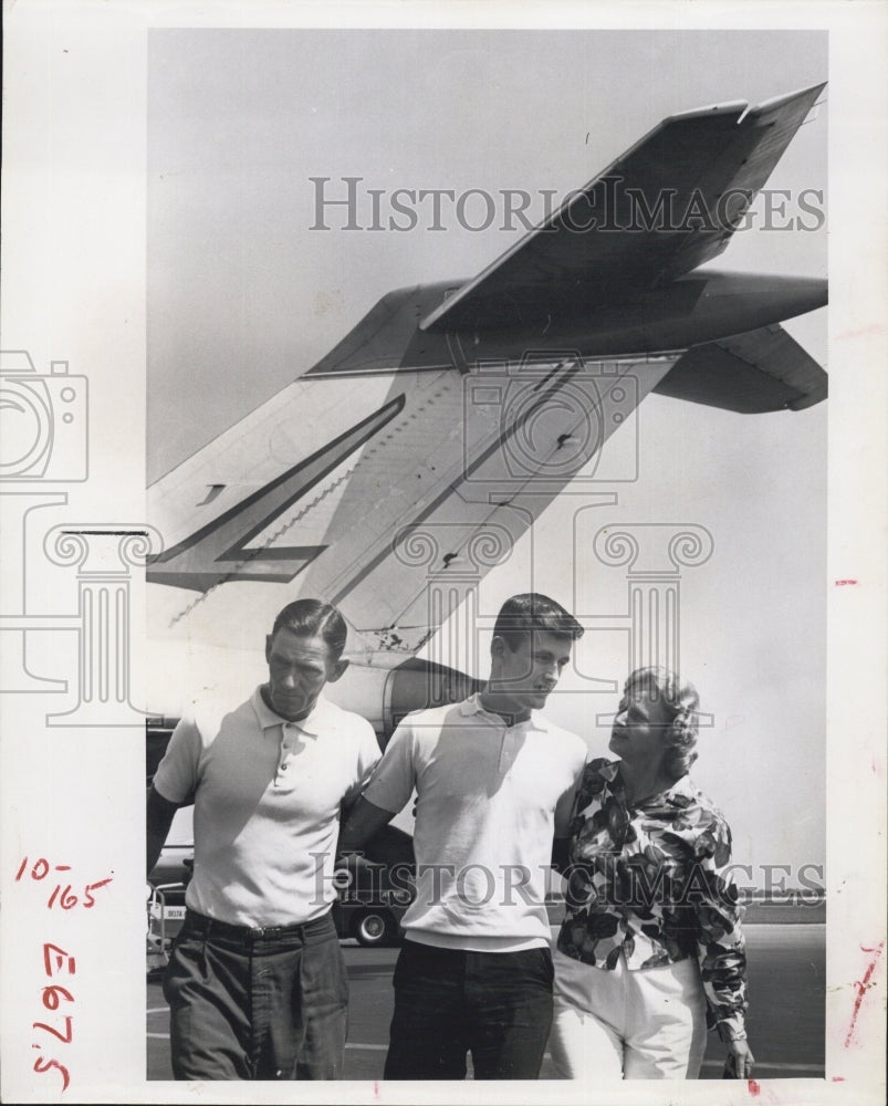 1965 Jimmy Hiks and his mother at the airport - Historic Images