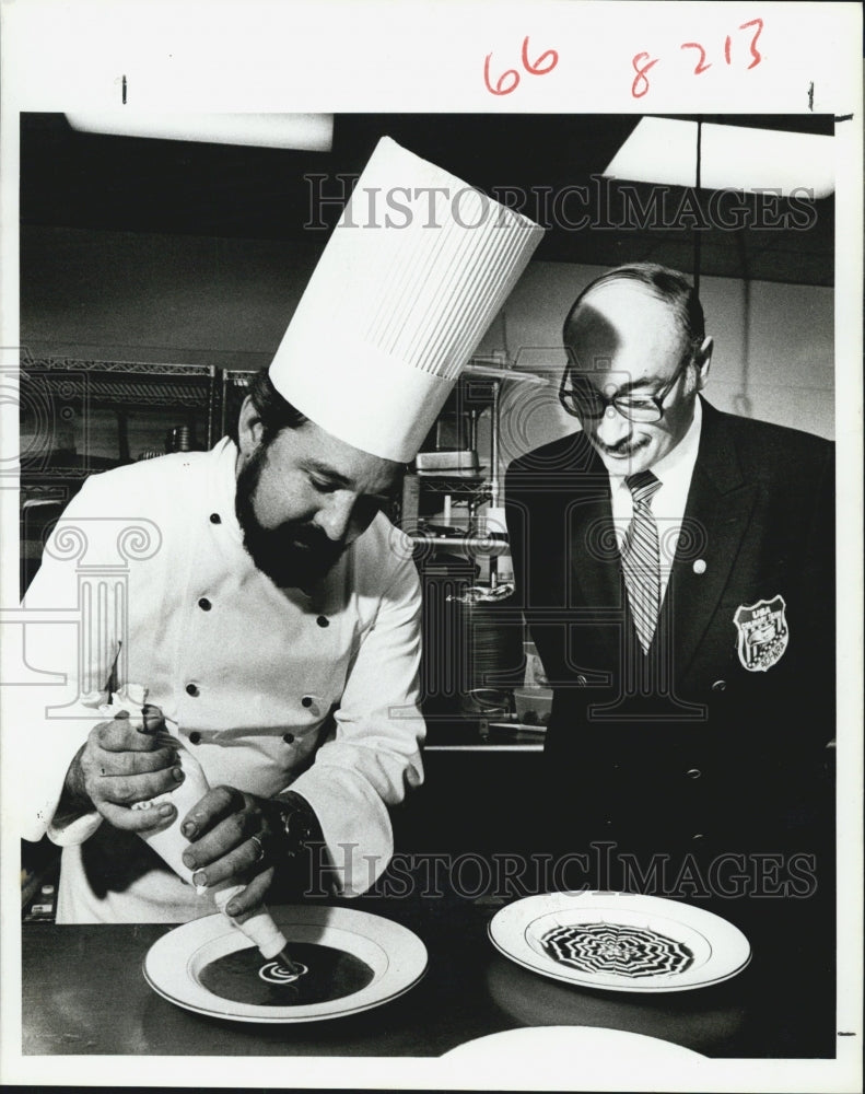 1985 Press Photo Executive Chef William Steffan Hicks (left) and Baron Galand (r - Historic Images