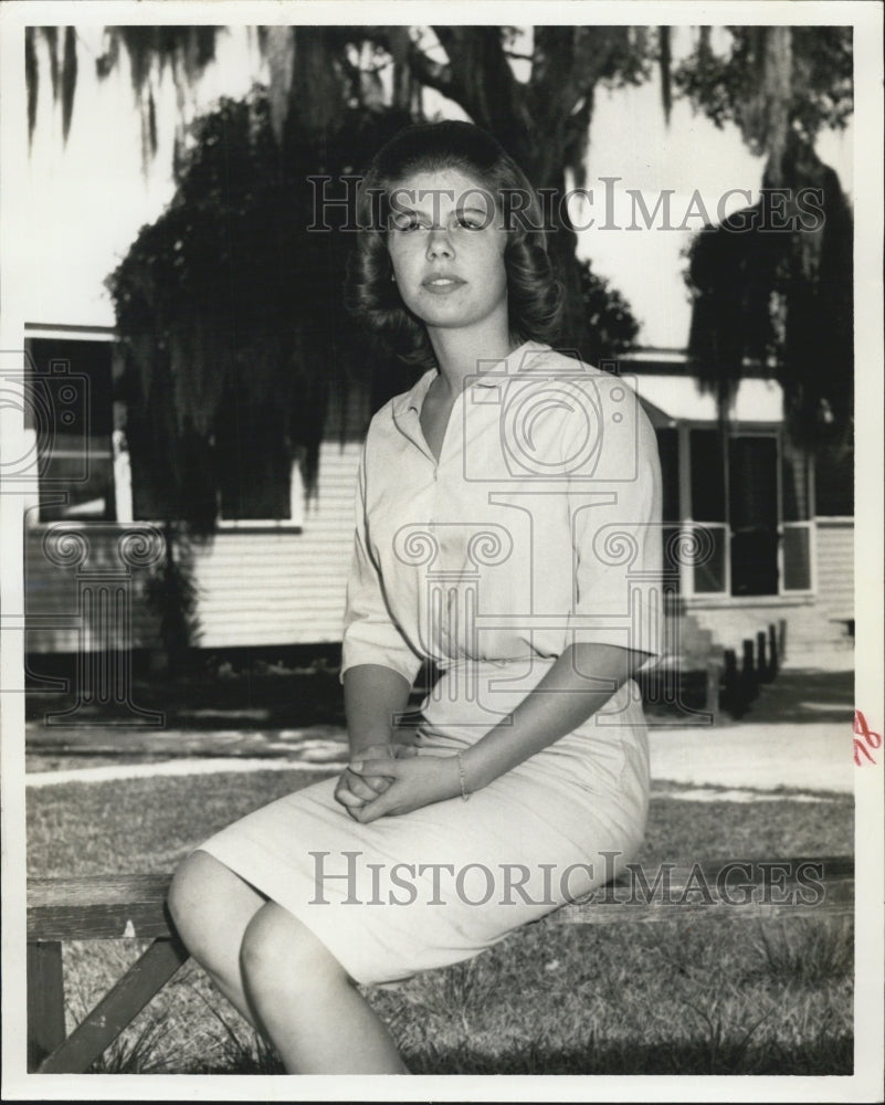 1964 Press Photo Salinda Hess in the picture shows above. - RSG76911 - Historic Images