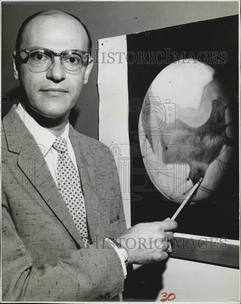 1962 Dr.Seymour Hess shows in the picture. - Historic Images