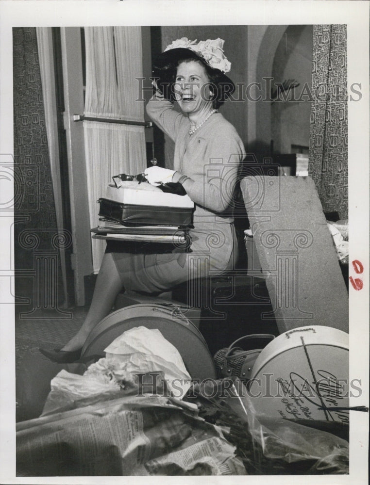 Press Photo Mrs.Robert Hess in the picture. - Historic Images