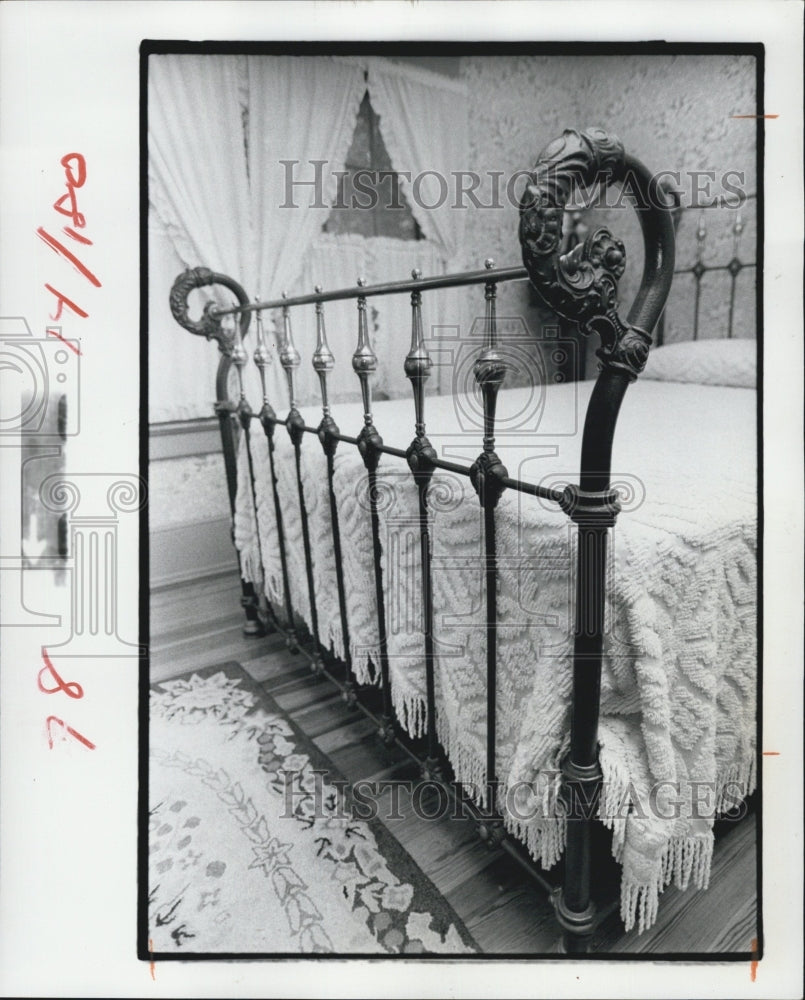1981 Press Photo Jim and Joan Heyer's shepherd staff cast iron and brass bed - Historic Images