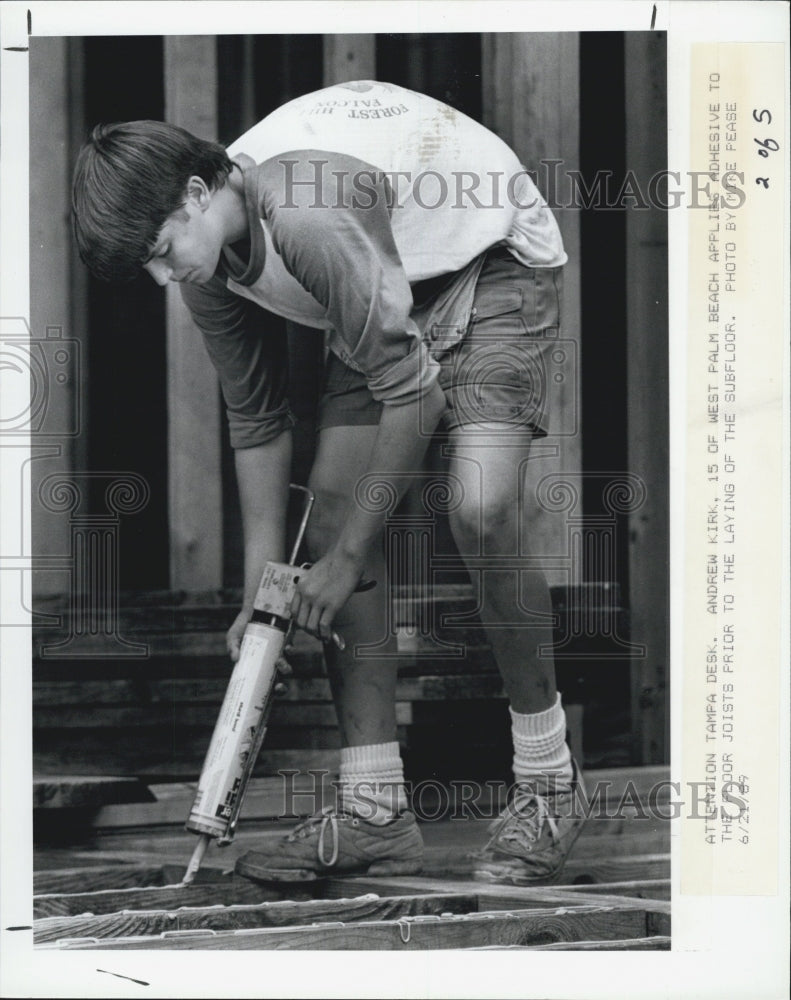 1989 Press Photo Andrew Kirk of WP Beach applies adhesive to floor joints - Historic Images