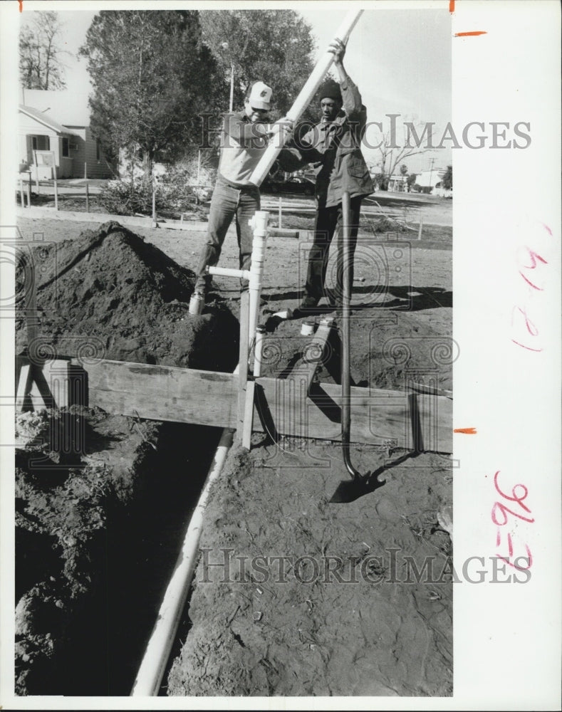 1986 Press Photo Students from St Pete Vo-Tech Inst lay pipe for Pinellas HFH - Historic Images