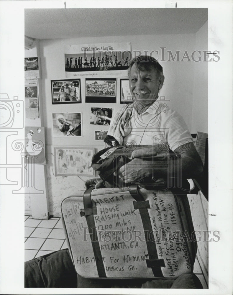 1990 Press Photo Johnny Gallo,Pinellas Habitat for Humanity volunteer in Tijuana - Historic Images