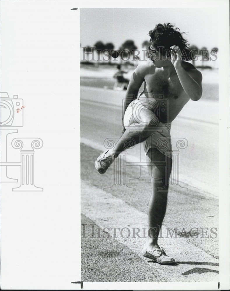1989 Press Photo Paul Martin,kicking Hackey Sac on Howard Parkway - Historic Images