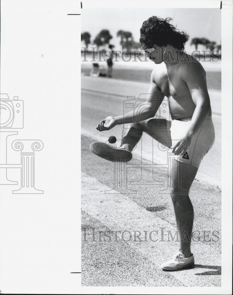 1989 Press Photo Paul Martin kicks Hackey Sac on Howard Parkway in Tarpon Spring - Historic Images