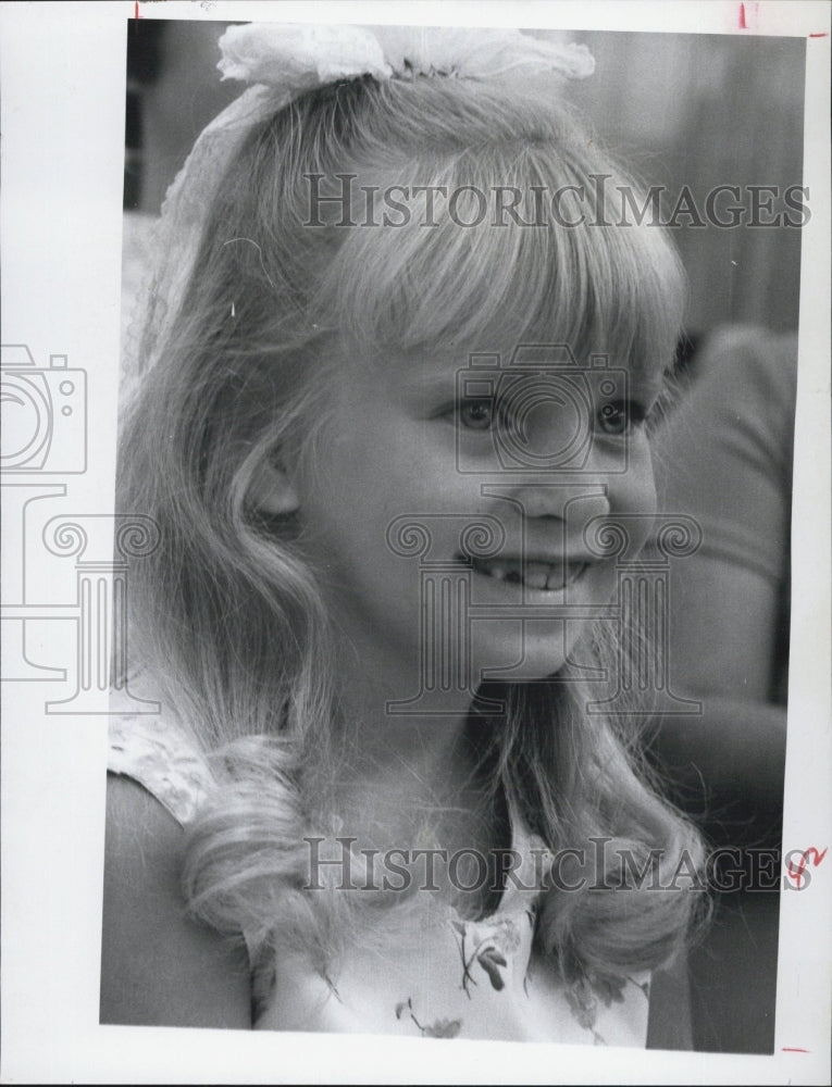 1969 Nannette Steward taking in the new hairdos in stylist contest - Historic Images