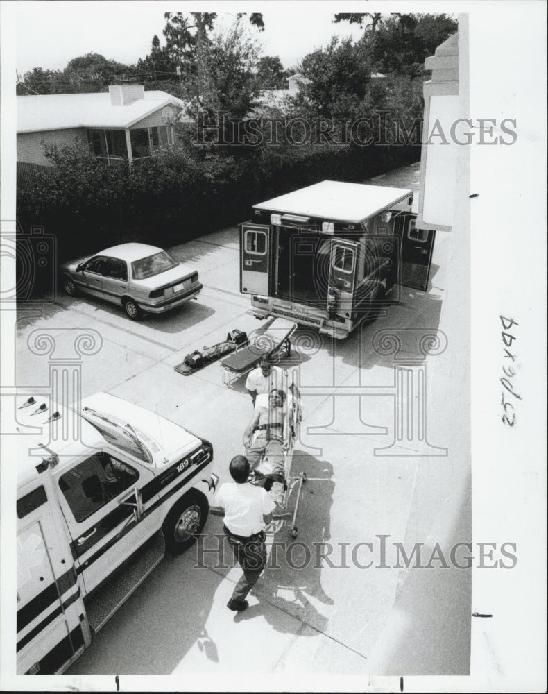 1992 Press Photo Man mixes chemicals and suffers injuries - Historic Images