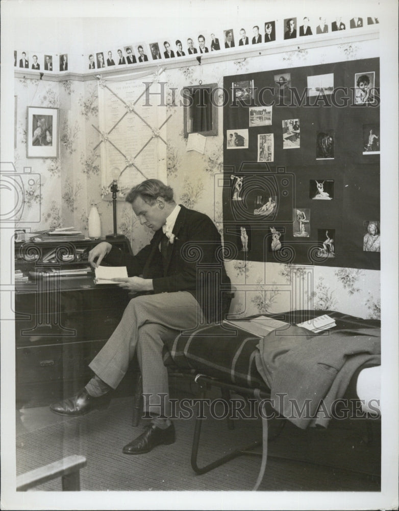 Press Photo man reading - Historic Images