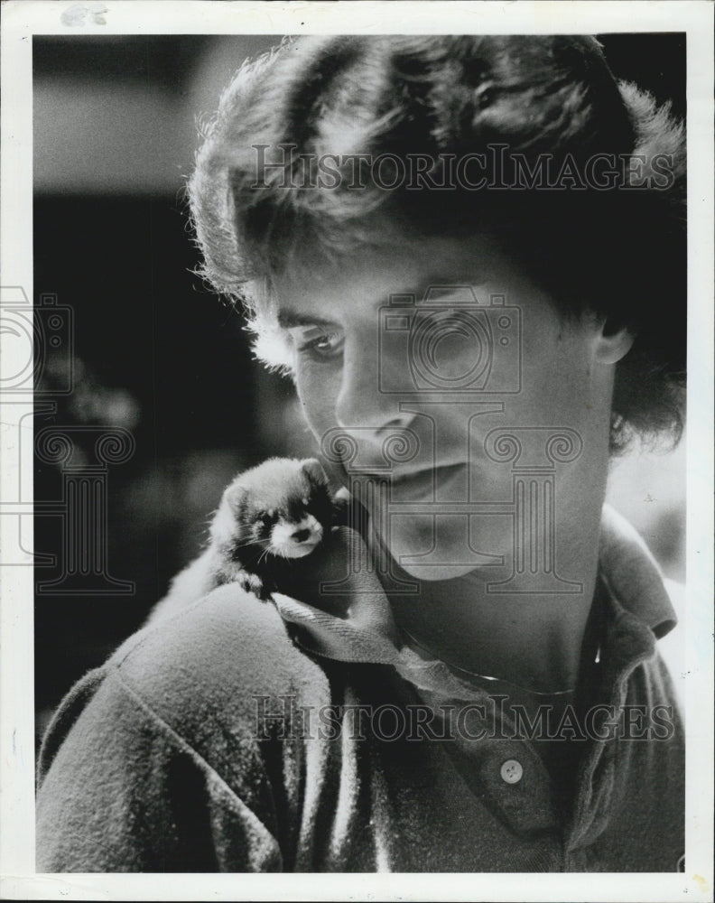 1983 Press Photo Scott Lewis with ferret friend - Historic Images