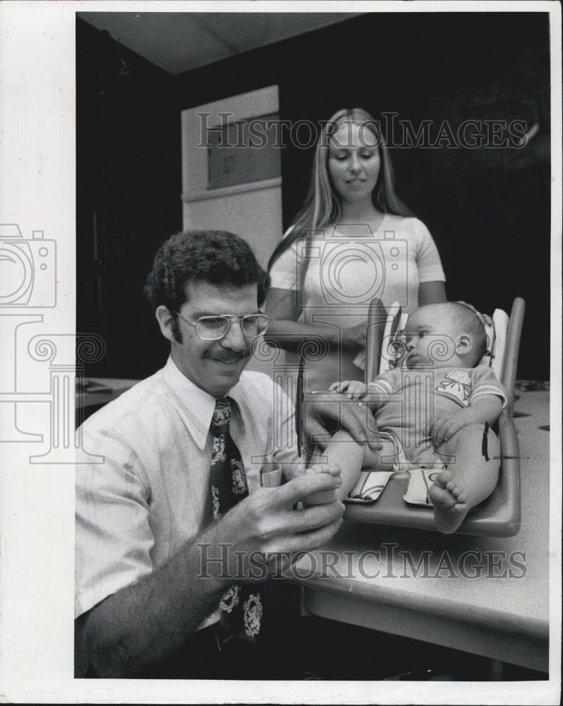 1974 Press Photo Baby Dr. Stephen Moss Podiatrist Feet National Foot Week - Historic Images