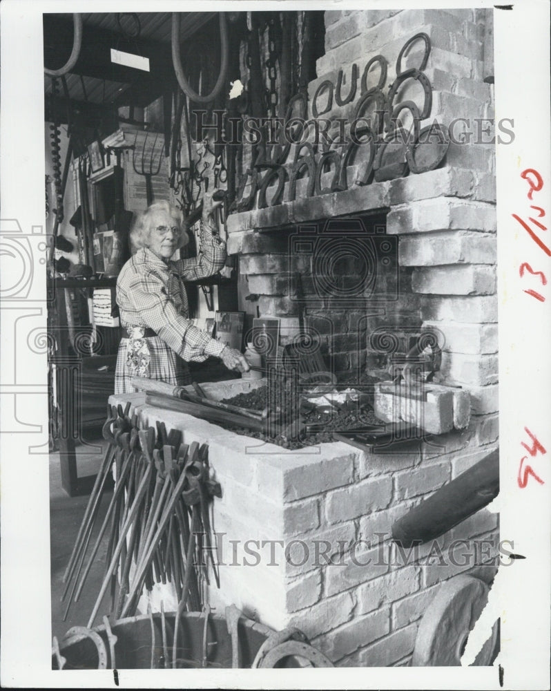 1982 Press Photo Oma Cross Blacksmith Forge Bellows - Historic Images