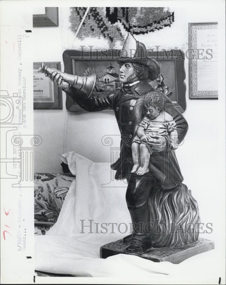 1980 Press Photo Retirement Statue given to Emmett Sweeney - Historic Images