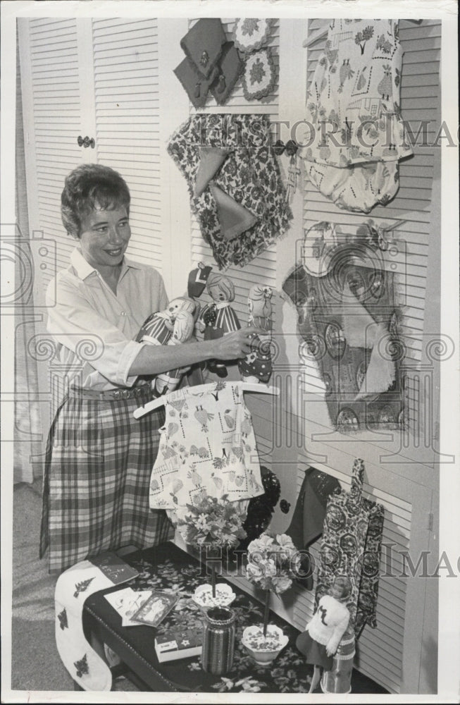 1964 Press Photo Mrs. Donald West at St. Thomas Little Fair - Historic Images