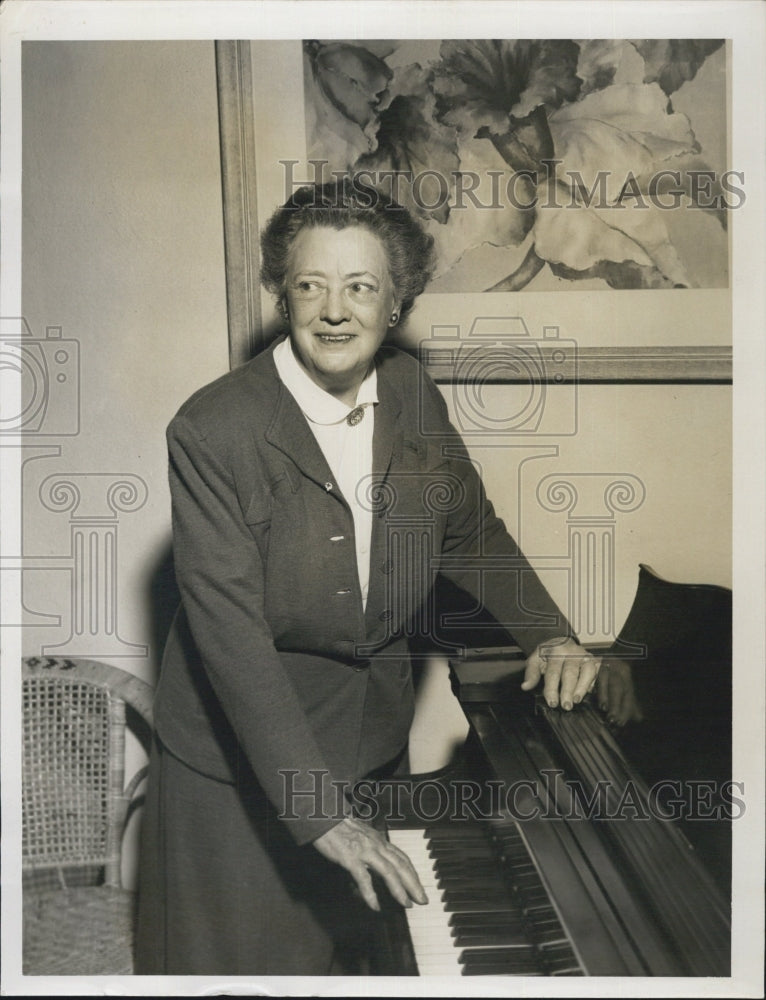 1952 Mrs. W.J. Sweeney of the Woman's Club of Rock Island - Historic Images