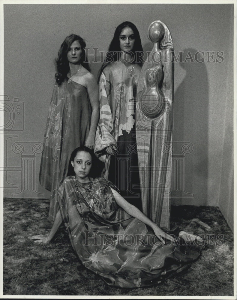 1983 Press Photo Lois Rector Procian Dye Silk Caftans Ballerina Lisane Benesch - Historic Images