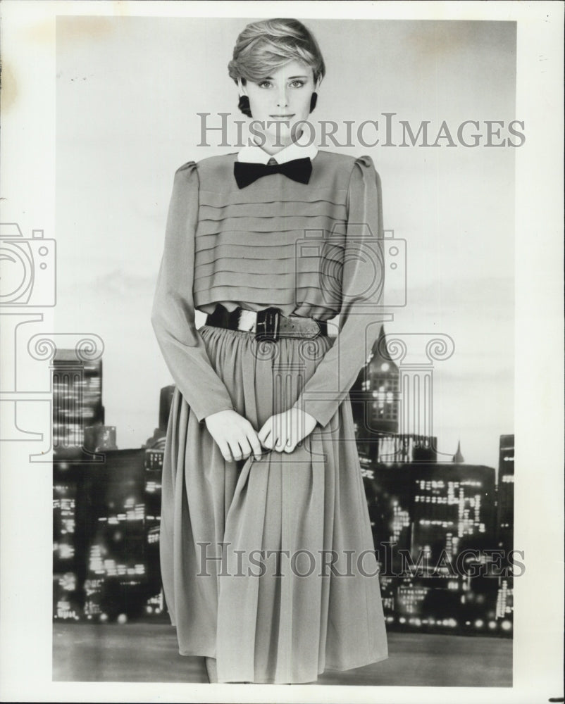 1983 Press Photo Richard Warren Dress Model Fashion - Historic Images