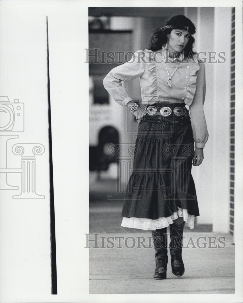 1981 Press Photo Clothing Model - Historic Images