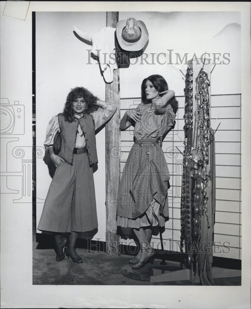 1982 Press Photo Modelin Santa Fe fashion - Historic Images