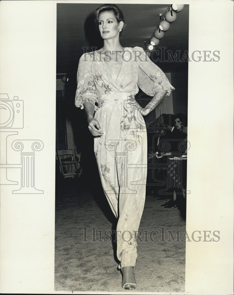 1981 Press Photo Diane Dickinson modeling clothing - Historic Images