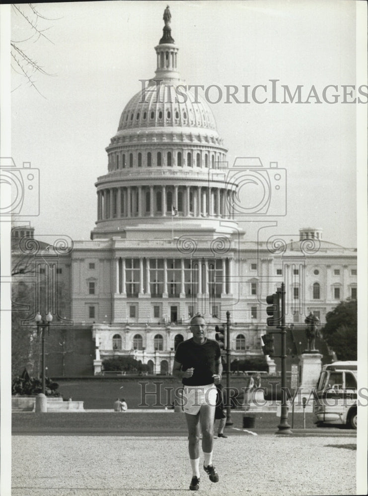 1981 Press Photo Health Human Services Secretary Richard Schweiker Jog Capitol - Historic Images