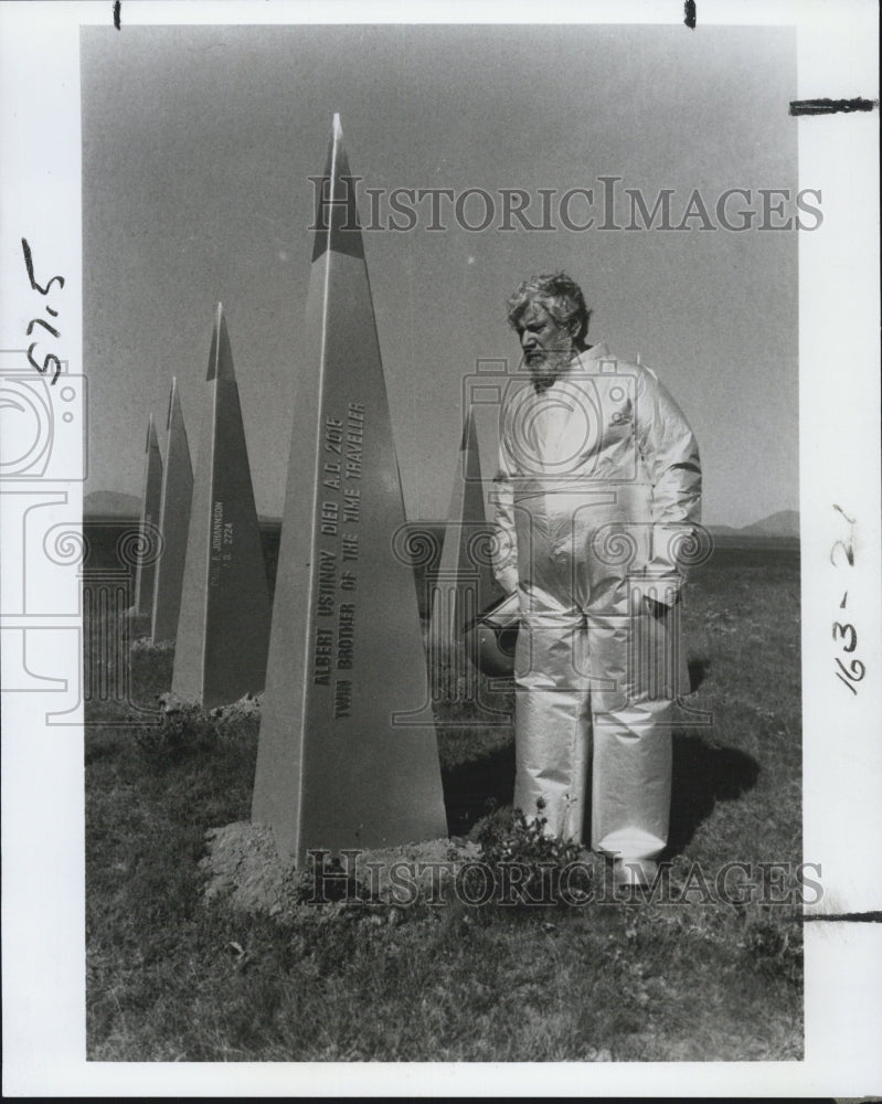 1979 Press Photo Peter Ustinov in &quot;Einstein&#39;s Universe&quot; - Historic Images