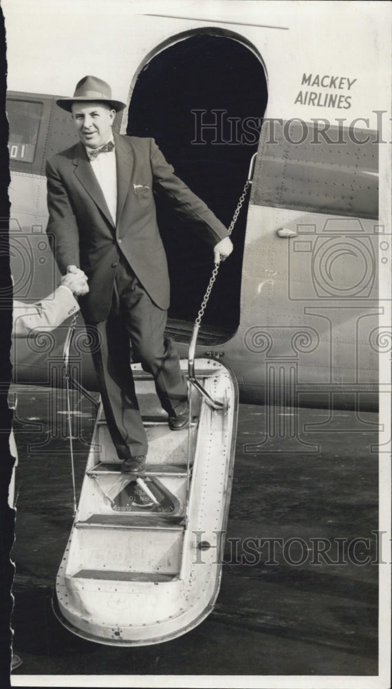 Press Photo Bill Sweet with Mackey Airlines - Historic Images