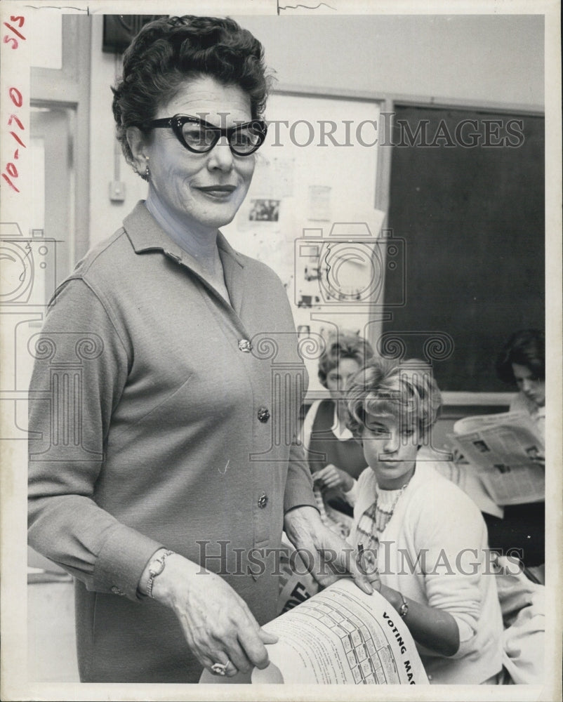 1966 St. Petersburg High School teacher Mrs. Clara Read - Historic Images