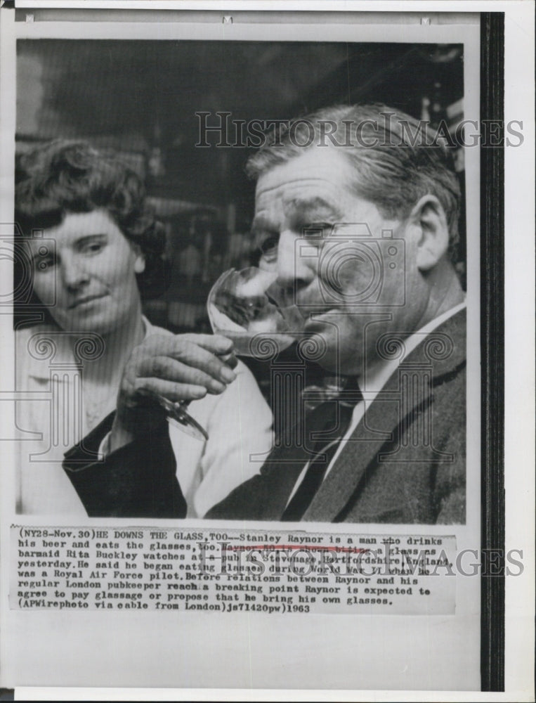 1963 Stanley Raynor, a man who drinks his beer and then eats the - Historic Images