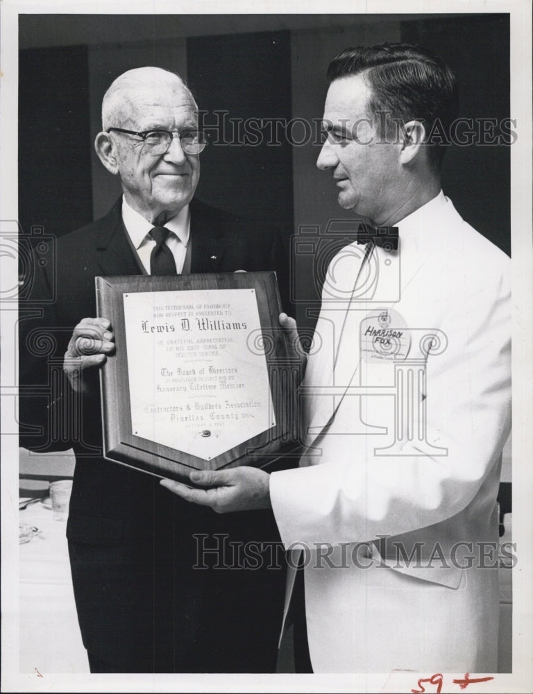 1962 Press Photo Lewis D. Williams receives award plaque from Harrison Fox - Historic Images