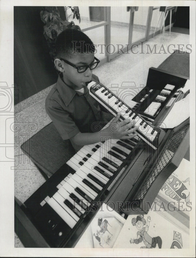 1970 Randy Scott, piano prodigy displaying his talent - Historic Images