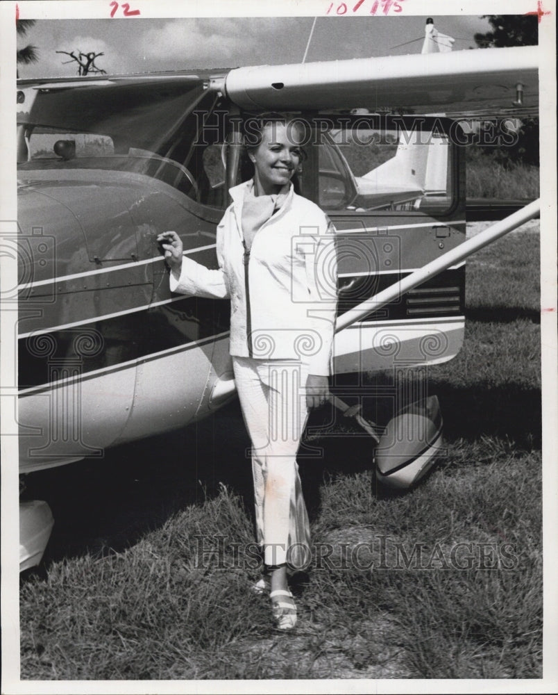 Press Photo Sue Scott, Tampa Bay area&#39;s first woman radio traffic reporter. - Historic Images