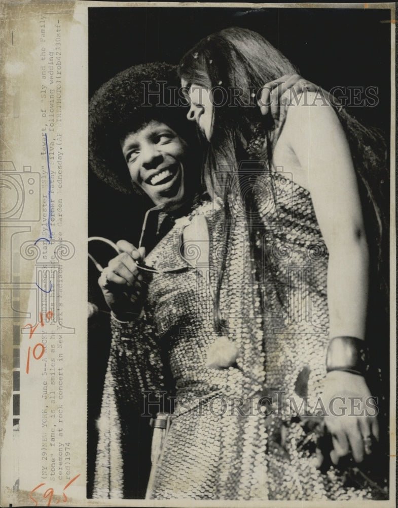 1974 Singer Sly Stewart (Sly Stone) and his wife - Historic Images